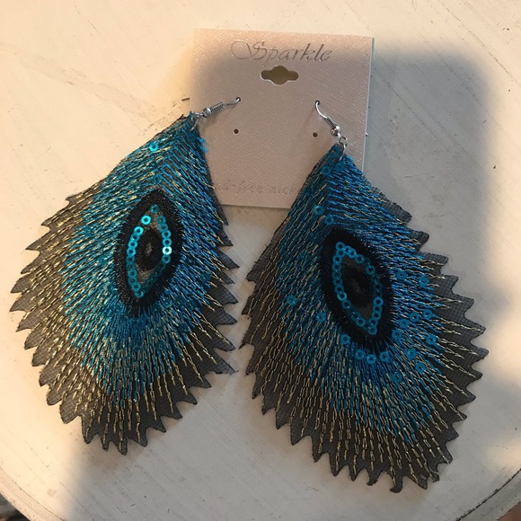 Jewelry - 💎Beautiful Feather Earrings